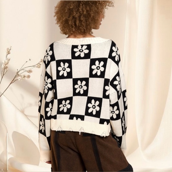 POL Daisy Pearl Knit Sweater - Picture 4 of 6